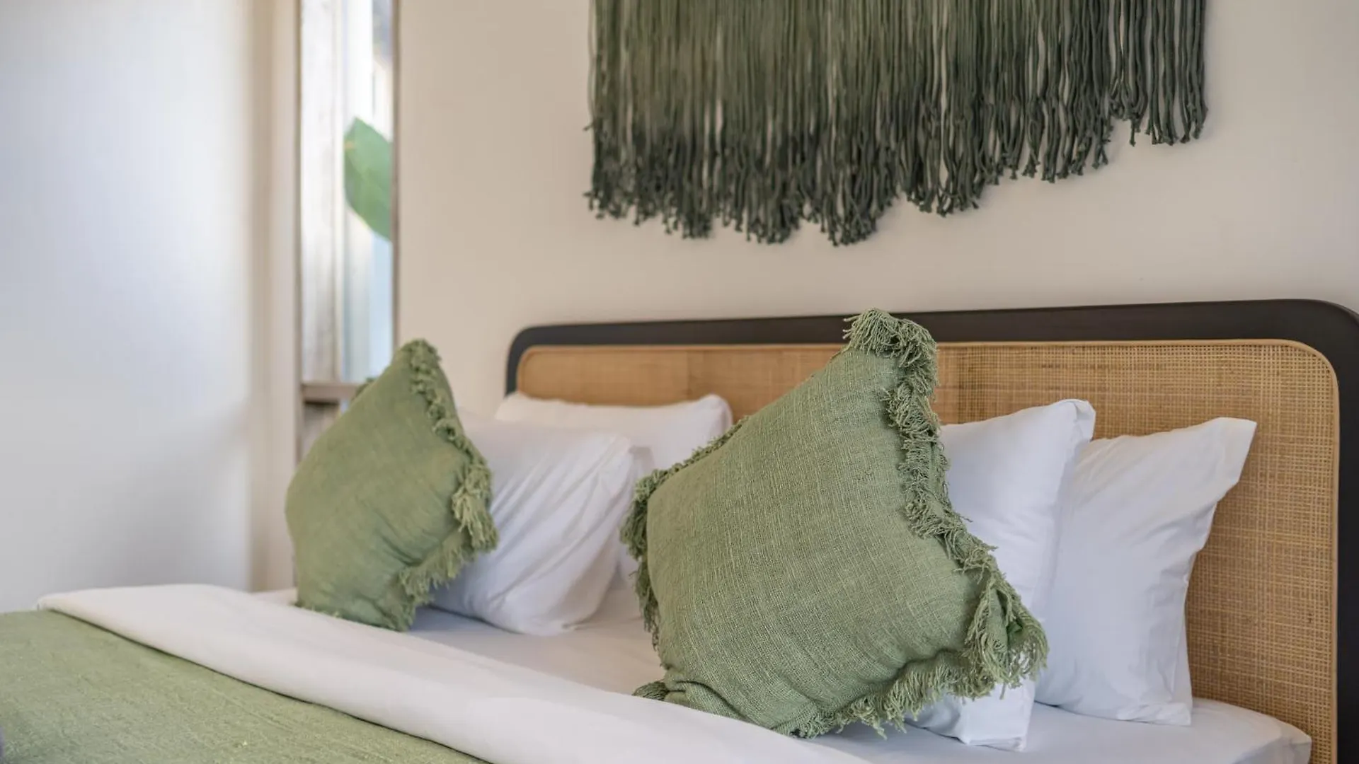 La Palma - Sleek, Stylish & Spacious - Brand New 2-Bedroom Villa With Large Pool In Canggu!